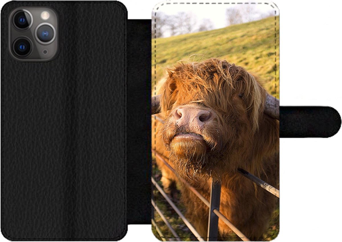 Telefoonhoesje Geschikt voor iPhone 11 Pro Max telefoonhoesje - Schotse Hooglander - Hek - Gras - Met vakjes - Wallet case met magneetsluiting