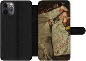 Bookcase Geschikt voor iPhone 11 Pro Max telefoonhoesje - Meisje in witte kimono - Schilderij van George Hendrik Breitner - Met vakjes - Wallet case met magneetsluiting