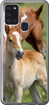 Geschikt voor Samsung Galaxy A21s hoesje - Paarden - Veulen - Gras - Siliconen Telefoonhoesje