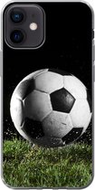 Geschikt voor iPhone 12 hoesje - Voetbal in het gras - Siliconen Telefoonhoesje