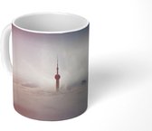 Mok - Wolkenkrabbers in Shanghai komen boven de mist uit - 350 ML - Beker - Uitdeelcadeautjes