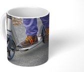 Mok - Close up van meisjes benen op een step - 350 ML - Beker - Uitdeelcadeautjes