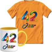 42 Jaar Vrolijke Verjaadag T-shirt met mok giftset Geel | Verjaardag cadeau pakket set | Grappig feest shirt Heren – Dames – Unisex kleding | Koffie en thee mok | Maat M