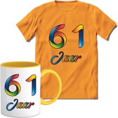 61 Jaar Vrolijke Verjaadag T-shirt met mok giftset Geel | Verjaardag cadeau pakket set | Grappig feest shirt Heren – Dames – Unisex kleding | Koffie en thee mok | Maat S