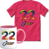 22 Jaar Vrolijke Verjaadag T-shirt met mok giftset Roze | Verjaardag cadeau pakket set | Grappig feest shirt Heren – Dames – Unisex kleding | Koffie en thee mok | Maat M