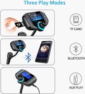 Drie illustraties van een zwarte FM-zender: invoegen van TF-kaart, verbinding via Bluetooth met een telefoon, en AUX-afspelen.