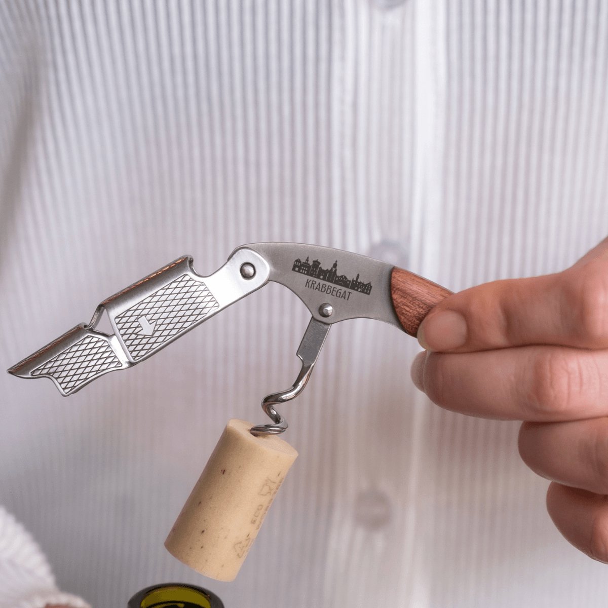 Mémoire® Krabbegat Kurkentrekker - Exclusieve Wijnopener met Skyline van Bergen op Zoom - Het perfecte cadeau voor Bergenaren & Vastenavend liefhebbers - 3 in 1 Sommelier mes - Premium kelnermes van hout - Stijlvolle en functionele kurkentrekker — cadeau in Kookcadeaus - foto 2