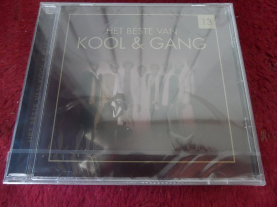 Cd-hoes van Kool & Gang met een groep mensen in een vierkant frame.