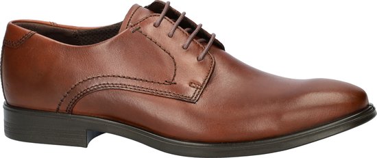 Bruine leren veterschoen met zwarte zool, zijkant zichtbaar.