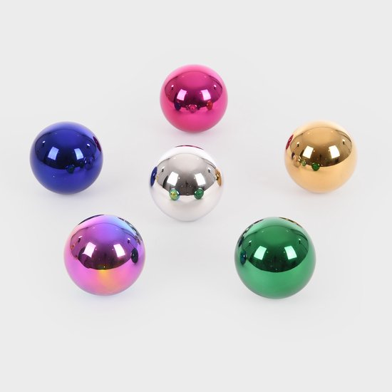 Six balles brillantes, bleues, argentées, violettes, dorées, roses et vertes, disposées en cercle sur fond blanc.
