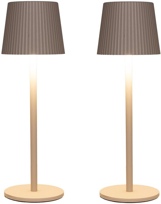 Twee beige tafellampen met geplooide kap en slank, lichtgevend armatuur.