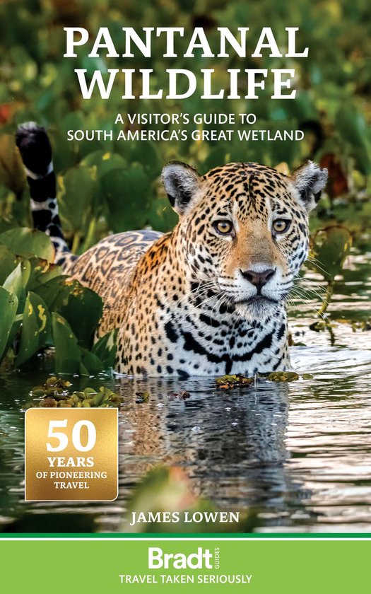 Boek "Pantanal Wildlife: A visitor's guide to South America's Great Wetland" met een jaguar in water op de voorpagina. 50 jaar reisgidsen.