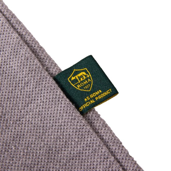 Groen AS Roma officieel product label op een grijs poloshirt.