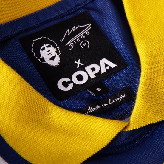 Detail van het voetbalshirt met Maradona's beeltenis, logo van Copa en maat 'S'. Blauw met gele kraag.