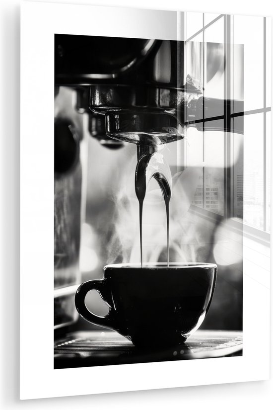 Photo noir et blanc de café s'écoulant d'une machine dans une tasse, avec de la vapeur.