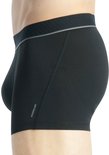 Zijkant van een zwarte boxer met elastische tailleband en AEROREADY logo.