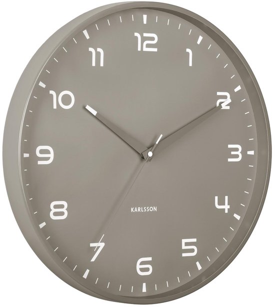 Donkergrijze Karlsson wandklok met witte cijfers en wijzers. De klok heeft een minimalistisch design.