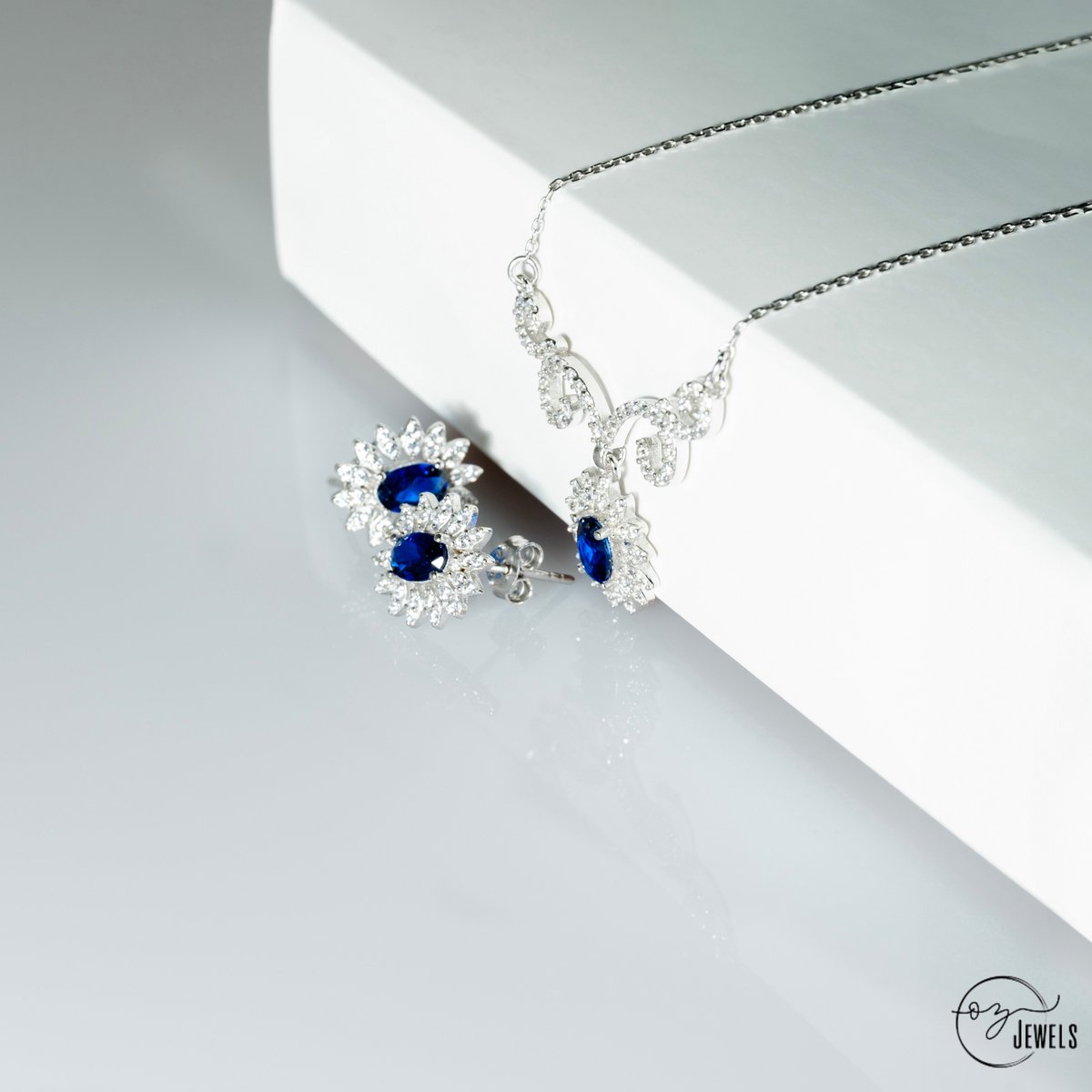 OZ Jewels Zilveren Ketting- en Oorbellen set met Ovale Synthetische Saffier - Accessoires - Liefdessieraden - Love Ketting en Oorbellen - Dames - Valentijnsdag - Cadeau - Moederdag - Sieraden Dames - In mooie geschenkverpakking