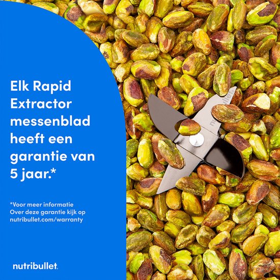 Zilverkleurige Nutribullet blender met een detail van het Rapid Extractor messenblad en pistachenoten.
