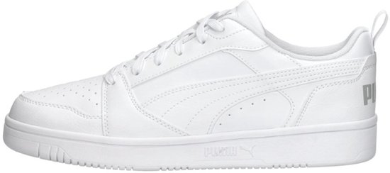 Witte PUMA Rebound v6 Low sneaker met PUMA branding in het zilver op de hiel.