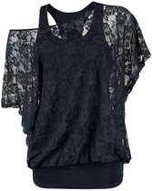 Zwart kanten t-shirt met rozenpatroon, gedragen als off-shoulder, over een tanktop.