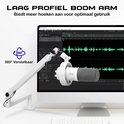 Witte microfoon met zwarte windkap op een witte verstelbare microfoonarm, naast een computer met audiosoftware.