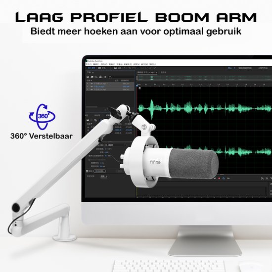 Witte microfoon met zwarte windkap op een witte verstelbare microfoonarm, naast een computer met audiosoftware.