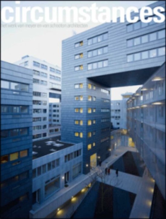 Blauw gebouw met uitkragend deel, 's avonds verlicht. In de verte meer gebouwen. Titel 'circumstances'.