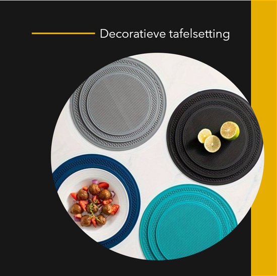 Vier decoratieve ronde onderzetters in grijs, zwart, blauw en turquoise op een tafel.