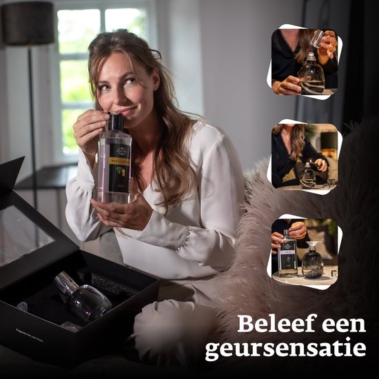Vrouw ruikt aan een fles "Black & Sweet Vanilla" geurolie, naast een open geschenkdoos.