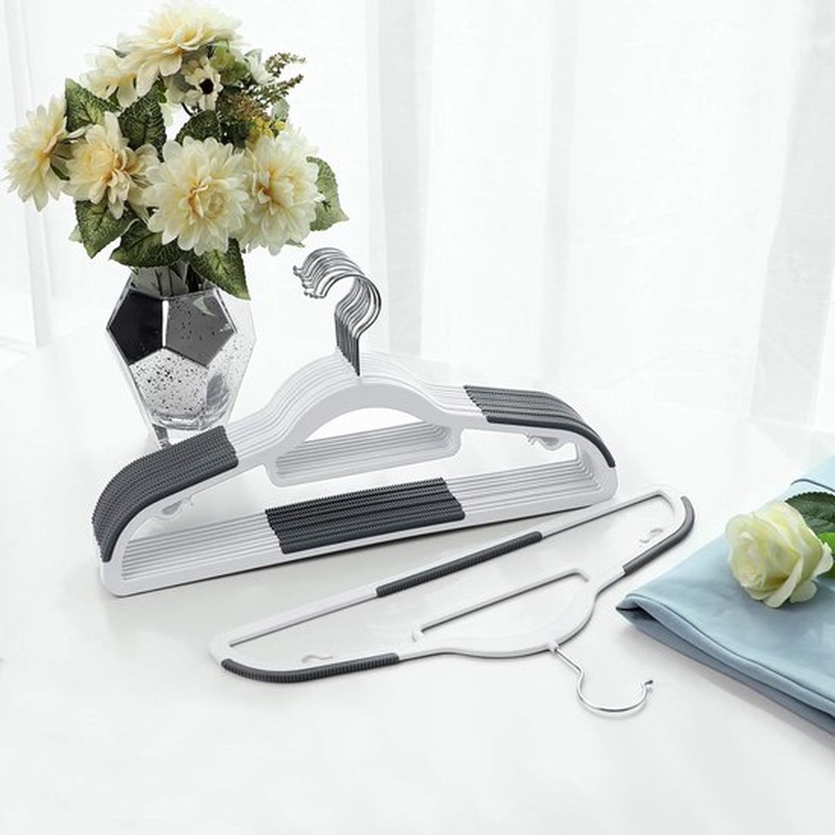 Kleerhangers 30-delige set, beugel van kunststof, antislip, ruimtebesparend, dikte 0,5 cm, 42 cm lang, 360° draaibare haak in zilver, wit-donkergrijs