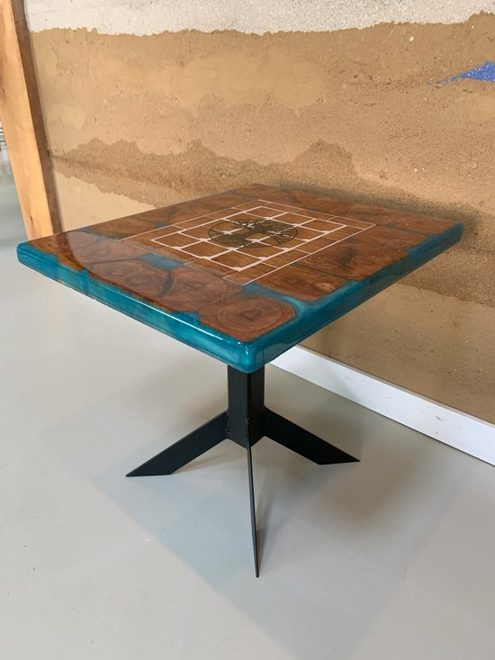 Epoxy bijzettafel; Turquoise epoxy met appelbomenhout en zwart stalen frame