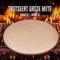 Lichte ronde pizzasteen op een gloeiende barbecue. Tekst: 'TROTSEERT GROTE HITTE 500°C - 800°C'