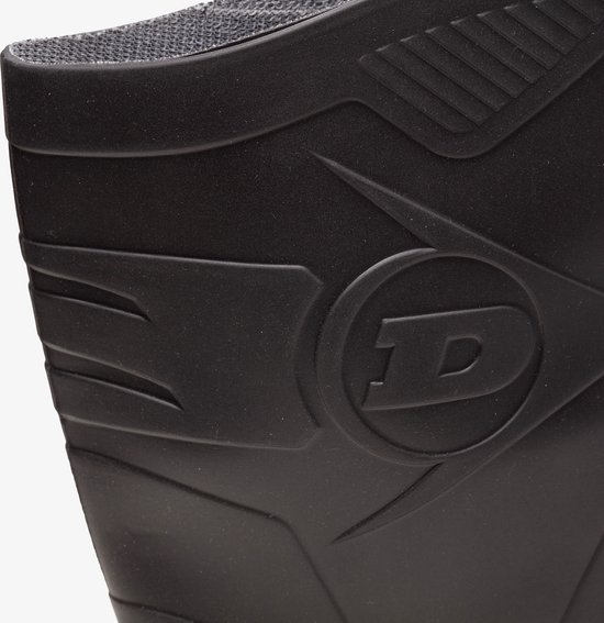 Detail van het Dunlop logo op de zijkant van een zwarte laars.
