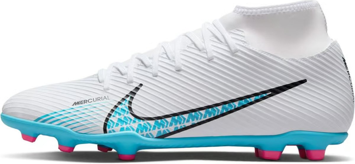 Nike Superfly 9 voetbalschoenen in wit en blauw, maat 45.5, met gestreepte textuur en opvallende zwarte swoosh.