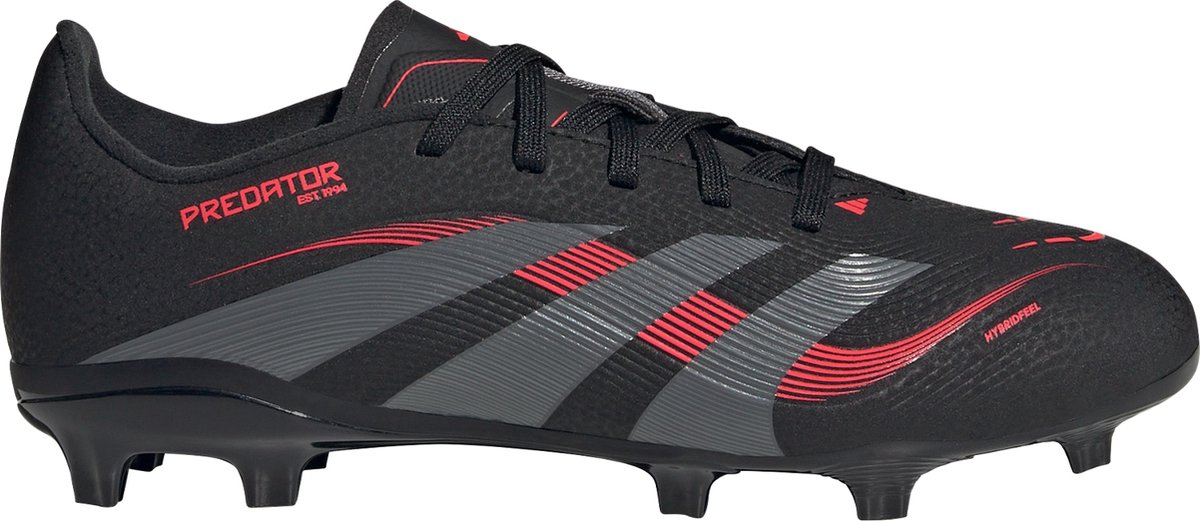 Zwarte adidas Predator League voetbalschoenen voor kinderen met 3D Hybridfeel-bovenwerk en opvallende rode en grijze details.