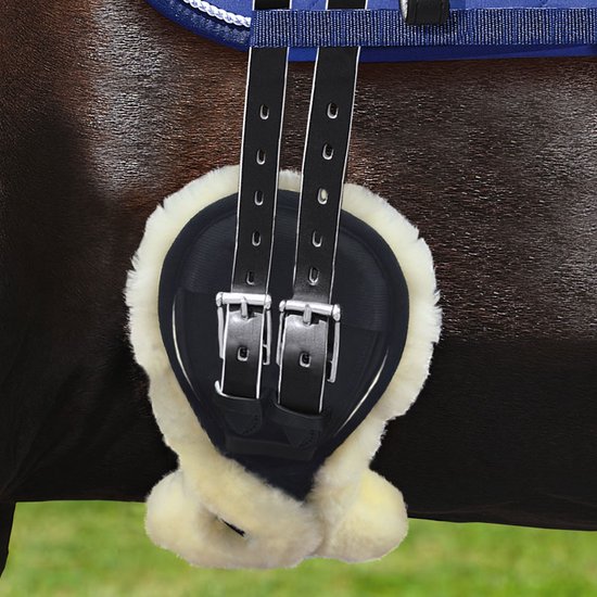 Zwarte singel met lamsvel aan de onderkant, bevestigd aan een paard.