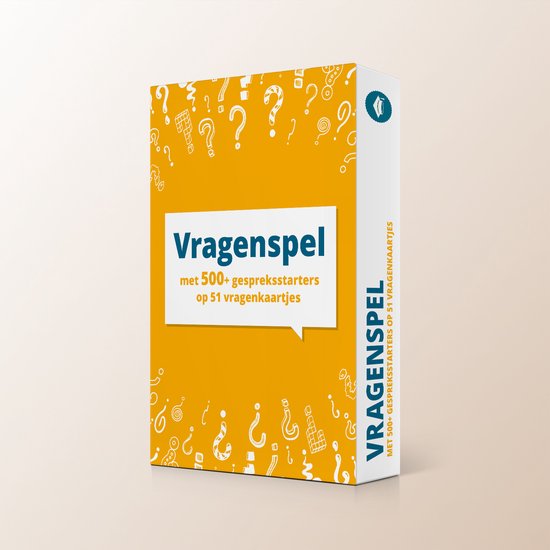 Kijkdoos van het Vragenspel, met 500+ gespreksstarters op 51 vraagkaartjes. De doos is oranje met witte vraagtekens en figuurtjes.