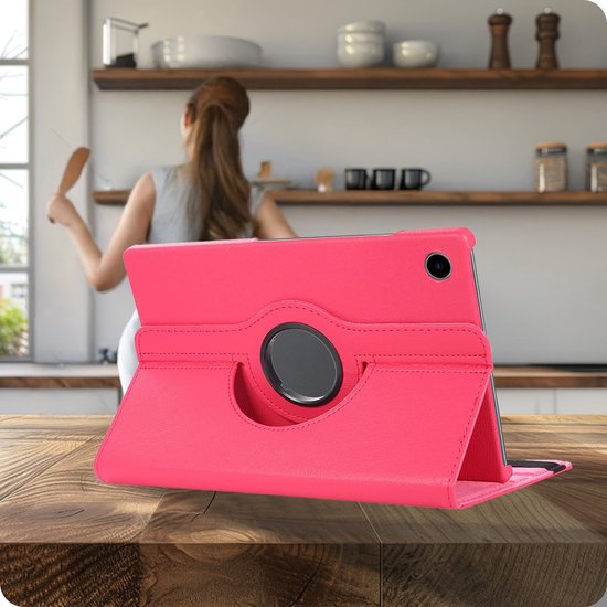 Donkerroze 360 graden draaibare tablethoes met zwarte ring, staand op een houten tafel.