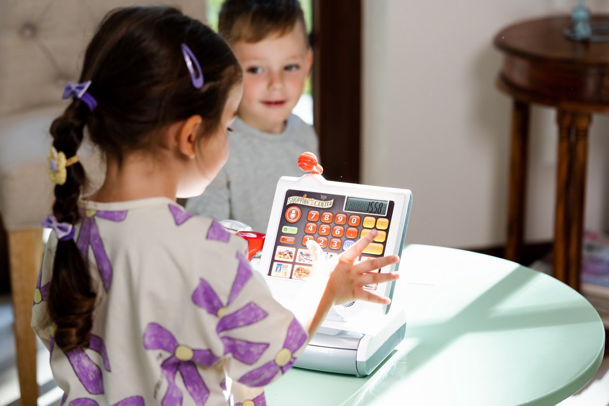 Klein Toys elektronische kassa - touchpad, scanner, weegschaal en rekenmachinefunctie - 31x15,5x23 cm - incl. speelgeld, uitschuifbare geldla, licht- en geluidseffecten - grijs — afbeelding 12