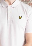 Close-up van een lichtpaars poloshirt met een geel Lyle & Scott-vogellogo en knoopsluiting.