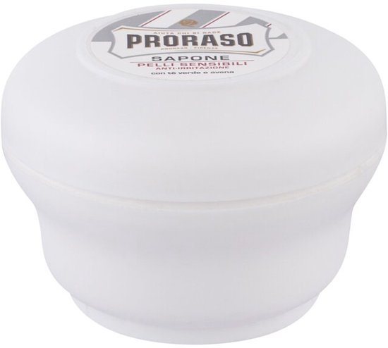Witte Proraso scheerzeep in een kom, met groene thee en haver.