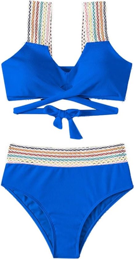 Bikini bleu composé d'un haut torsadé et d'un bas taille haute. Bretelles et ceinture colorées et brodées.