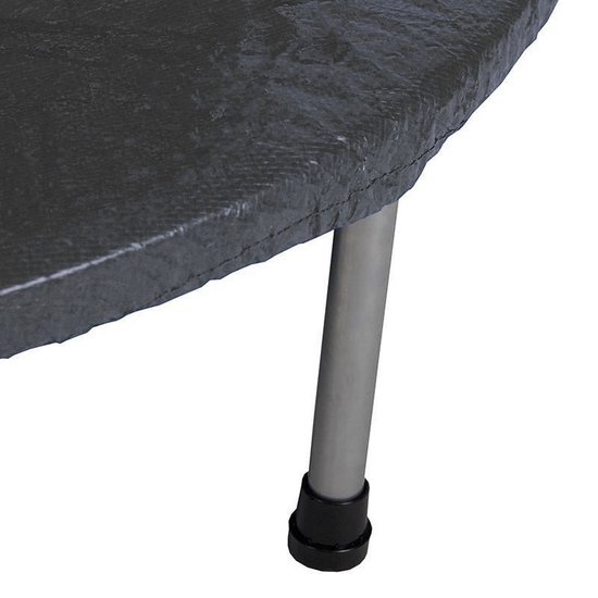 Detail van een zwarte trampolinehoes met metalen poot.