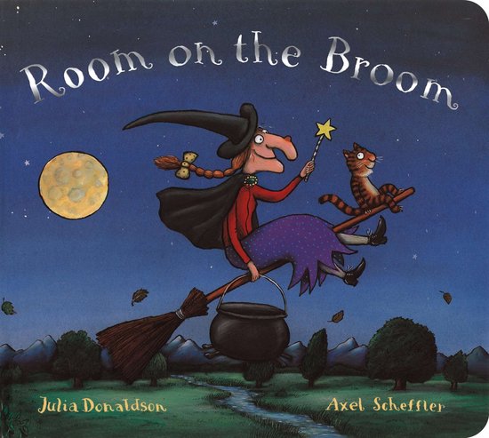 Een heks met een puntmuts en een cape vliegt op een bezemsteel met een kat op de rug. De tekst 'Room on the Broom' is in zilver.
