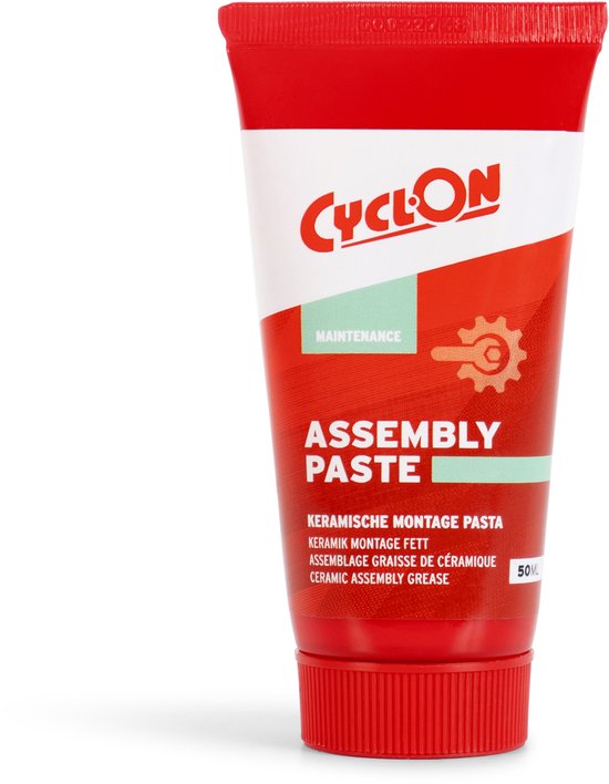 Rode tube met witte en lichtgroene opdruk. "Assembly Paste" en "KERAMISCHE MONTAGE PASTA" staat erop.