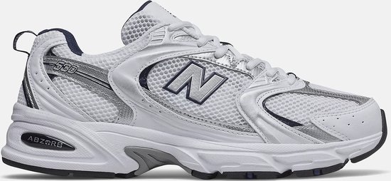 Witte New Balance MR530 sneaker met navy details en zilverkleurige accenten.