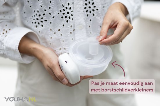 Handen monteren een borstschild met een witte motor. Tekst: Pas je maat eenvoudig aan met borstschildkleiners.