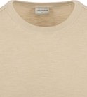 Gros plan du col d'un t-shirt beige 'No Excess'.