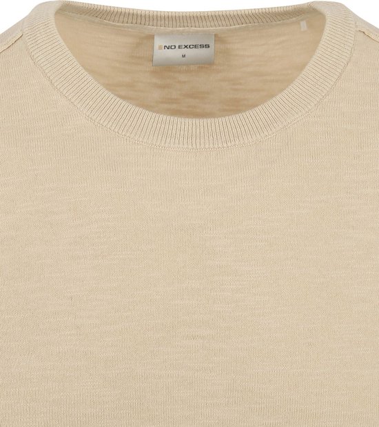 Gros plan du col d'un t-shirt beige 'No Excess'.